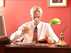 금발을 가진 거대한 후터스습니다.