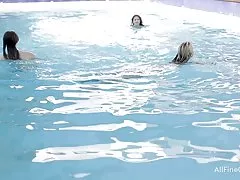 달콤한 청소년 Beata 은 힘든 시기 근처에는 수영장