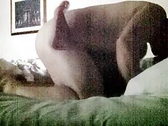 태국 여 자가 어두운 호텔 방에서 엿