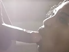 그녀는 craves 큰 화이트를 꼬