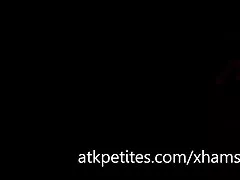 몸집이 작은 카르멘 캘 러 웨이 충족 섹스 기계