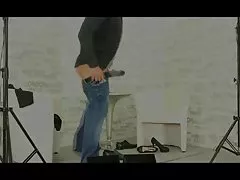 아름 다운 갈색 머리 되 실수 목 구멍 씨 발