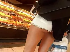 그녀의 섹시 한 십 대 엉덩이 과시 작은 반바지