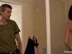 귀여운 갈색 머리 gf 법에 없는 그녀의 아버지와 요령