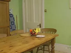 라일라는 테이블에 알몸