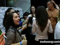 레즈비언 여배우 핥 twats 클럽에서