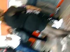 en el 지하철: madurita 섹시 한 en minivestido 흑인