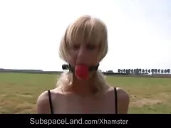 섹시 한 금발 속박 환상 사막 평원에 주도