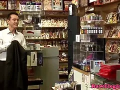 캐롤라인 드 학회 쓰리 동안 dp를 가져옵니다.