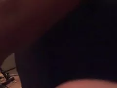 My 지방한 이웃 나온 스프레드는 그녀의 다리 및 도착 licked