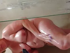 시계는 그녀의 거대한 가슴을 치며 아랫배면 흔들립