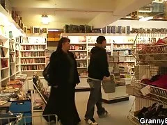 그는 픽 Busty bookworm 여자