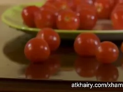 Kristina Masturbates 그녀의 털이 Bush 을 먹습니다.