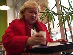 닭이 배고픈 할머니를 가져옵 두드