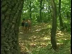 늙은 할머님 having fun in the woods