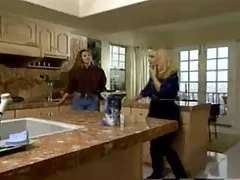 Nina Hartley 와 그녀의 젊은 이웃을 먹는 각 기타