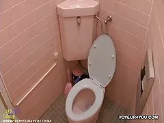 숨겨진 카메라 화장실 onanism 는 신음 소리를 천천히