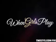 busty 갈색 머리는 새로운 여자를 유혹 하기