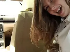 아름 다운 여 자가 차에서 엿