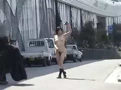 에 알몸 아시아 소녀 밖