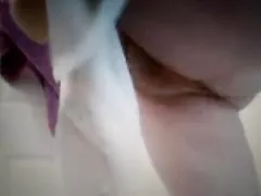 건 그녀의 털이 음부와 큰 titties 후 그녀의 샤워실이(가)제공됩니다.