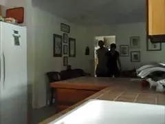 이 망가져 가는 엄마는 주방