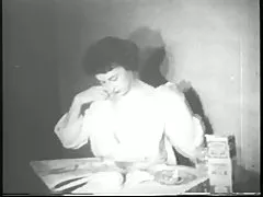 귀여운티 빈티지 포르노 소녀가 사랑에 빨를 타고 큰 하드 딕 그녀의 털이 음부