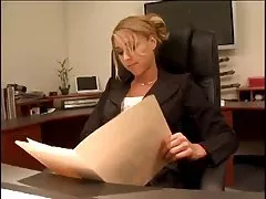 섹시한 보스 Katie 모건이 나는 여름 인턴 비디오