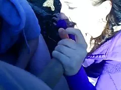 두 소녀들이 재미와 닭