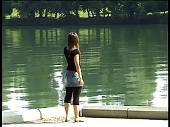 섹시한 금발의 미성년자를 pierced nipples 음부 망에서 정원