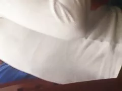 그녀는 그녀의 친구와 함께 플래시를 공유