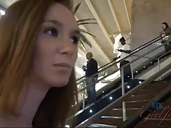 Dee Dee 린는 우등하중에 그녀의 얼굴