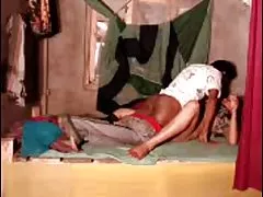 Desi 세상은 달라진 것 없이 여전히 돌아 망 이웃 2