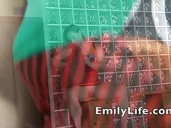 전시 야외 및 엘리베이터에 입으로