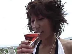 랜디 갈색 해변에 남자의 장 대를 짜증