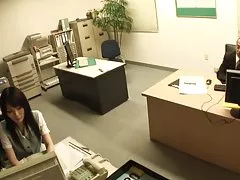 스타킹에서 사무실 아가씨 두드리는 전에 손가락을 가져옵니다.