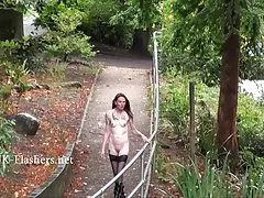 공공 누드에 마른 할머니 노출 증 바 이즈