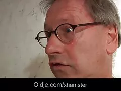 오래 된 괴짜 다 젊은 섹시 한 호텔 하 녀 변 태