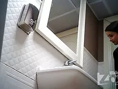 술집의 화장실에 숨겨진된 카메라입니다.