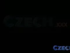 체코어 십 대 레즈비언 즐길 기름 마사지 및 깊은 손가락 재미