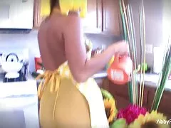 만화 스타일 애비 맥 부엌에서 내리