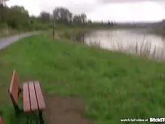 나쁜 중지-체코 milf 공용 벤치에 엿