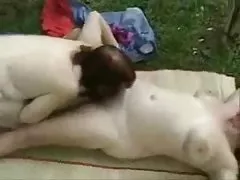 귀여운 남자 할머니는 재미있는 아웃도어다. 아마추어 레즈비언