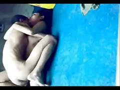 파키스탄 카라치 털이 세상은 달라진 것 없이 여전히 돌아 스트립과 망