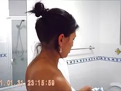 놀라운 소녀 spied 욕실