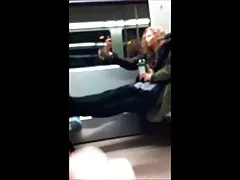 2 젊은 여자는 기차에 번쩍이 고 얻는 재미