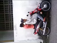 말레이계 부부에 자전거