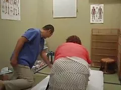 Busty 뚱뚱한 아시아 여인은 마사지(검열)