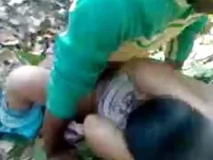 네팔어들이 망가져서 정글 속에 그녀의 친구