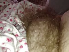 을 드러내는 그녀의 라운드 소프트 pubic Bush.